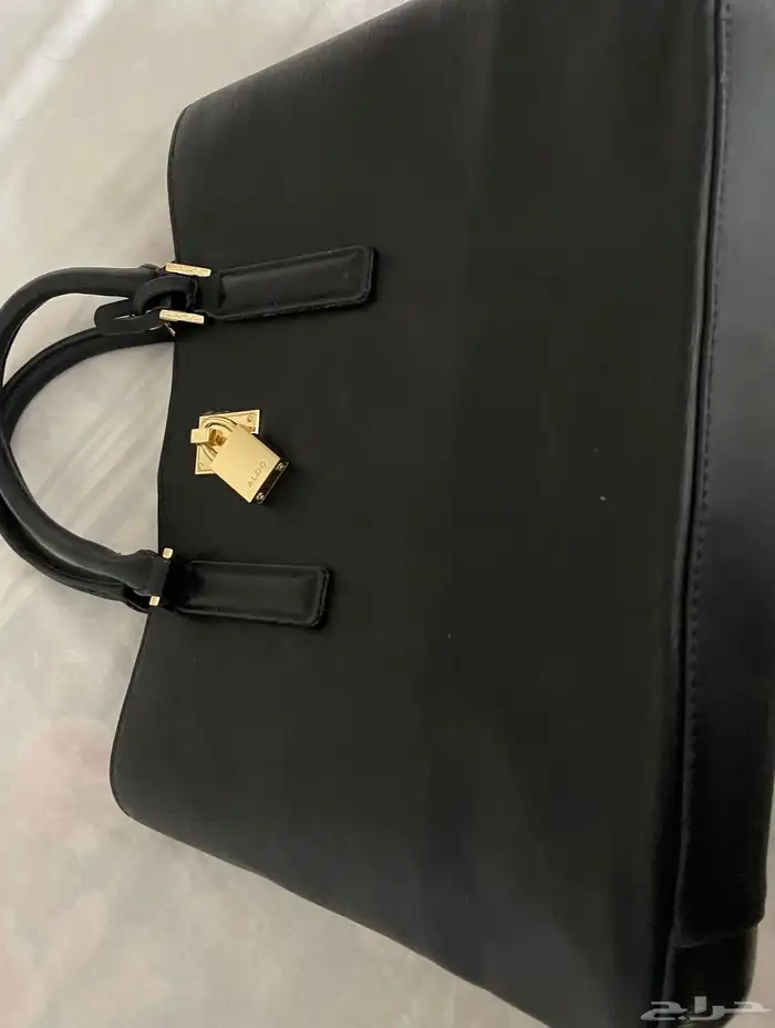 شنطة دكني للبيع مستعمله ومعها مجموعه من الشنط الماركات والعم 2