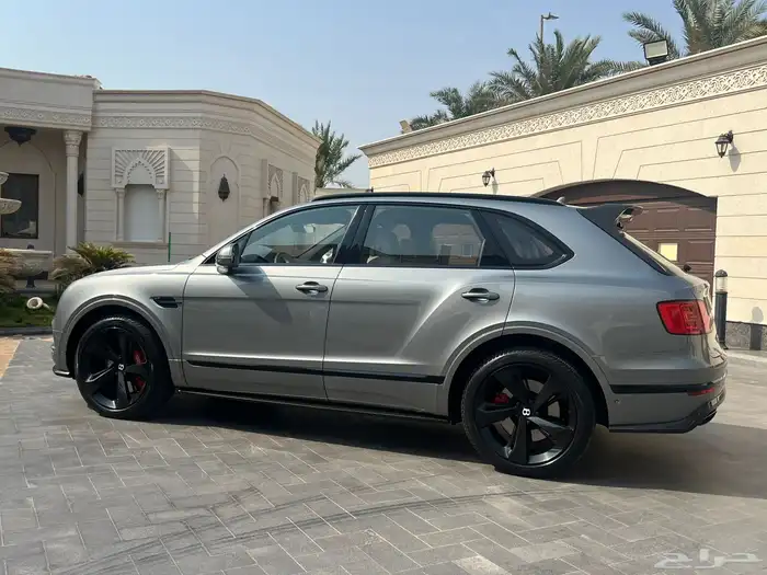 مخزن بنتلي بنتياقا 2019 عداد 52 الف كم فقط سماكو 16