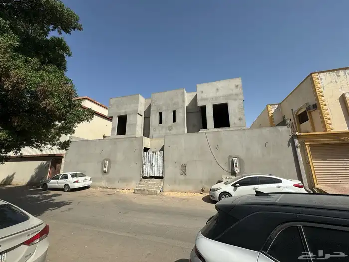 للبيع فلة درج صالة بحي العزيزية 1