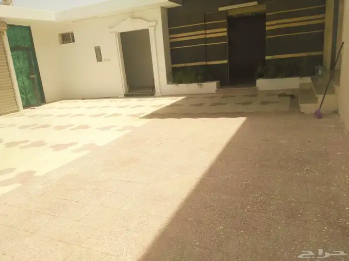 فيلا للبيع بالقرب من محطة مترو طريق المدينة حي العريجاء 5
