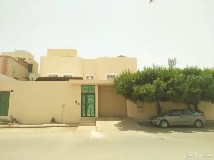 فيلا للبيع بالقرب من محطة مترو طريق المدينة حي العريجاء 1