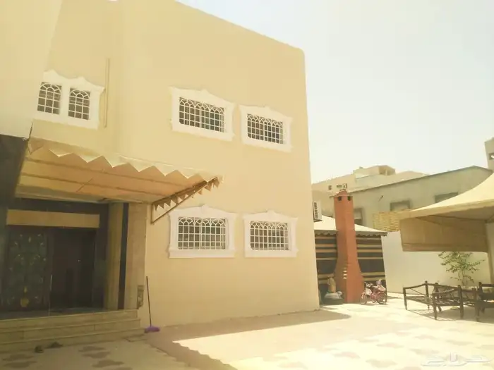 فيلا للبيع بالقرب من محطة مترو طريق المدينة حي العريجاء 2