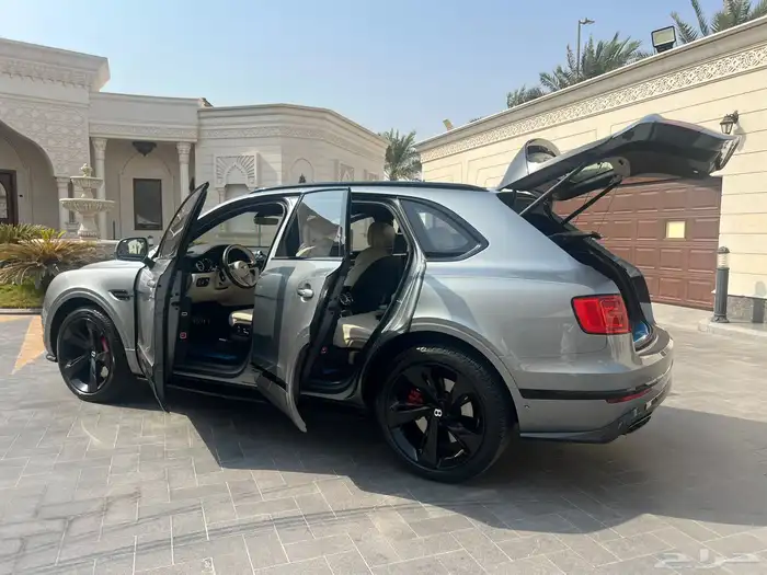 مخزن بنتلي بنتياقا 2019 عداد 52 الف كم فقط سماكو 25