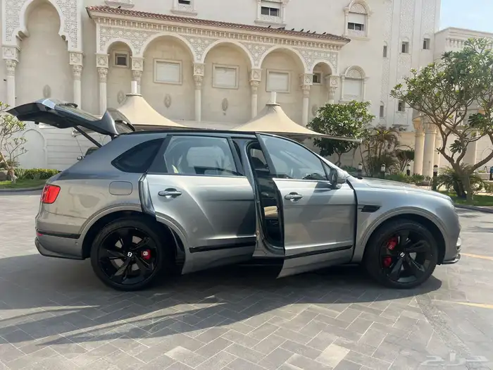 مخزن بنتلي بنتياقا 2019 عداد 52 الف كم فقط سماكو 12