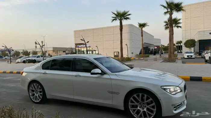 BMW 750LI نظيف ممشى قليل 13