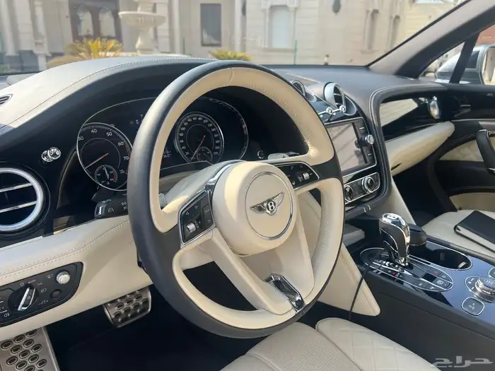 مخزن بنتلي بنتياقا 2019 عداد 52 الف كم فقط سماكو 43