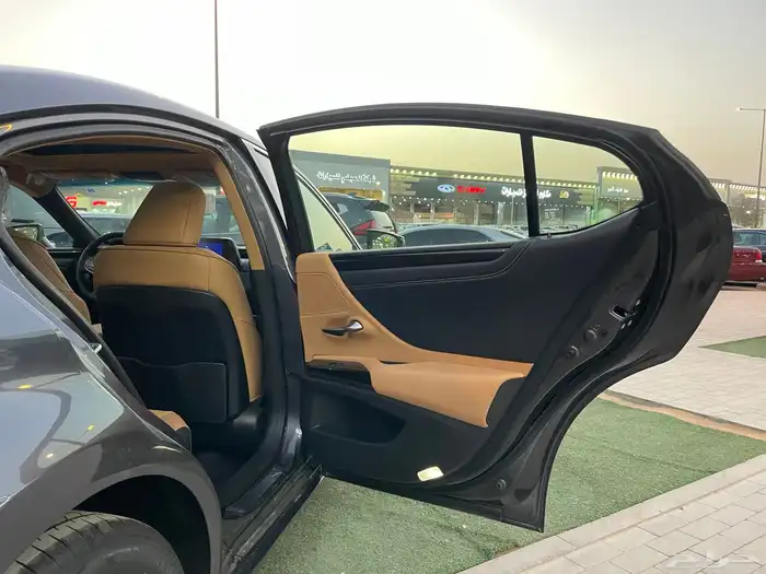 لكزسES250AA2025سعودي داخلي جملي(بنزين)2.5L 20