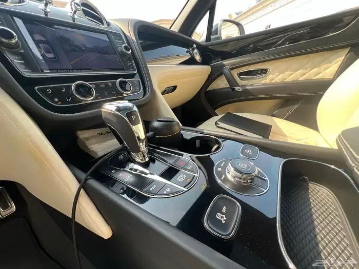 مخزن بنتلي بنتياقا 2019 عداد 52 الف كم فقط سماكو 55