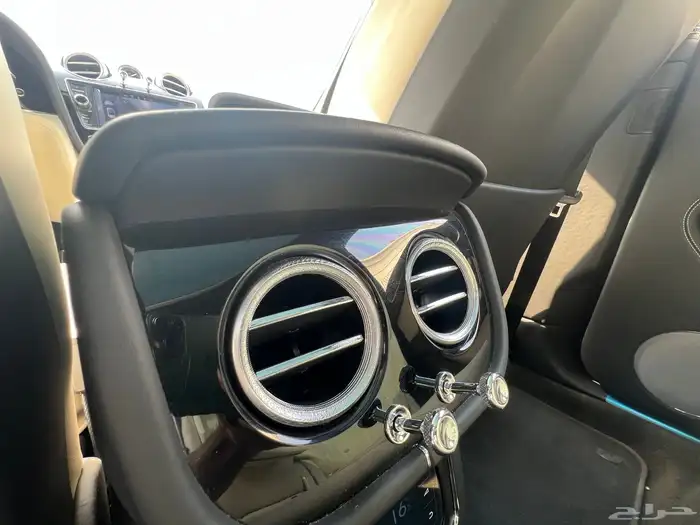 مخزن بنتلي بنتياقا 2019 عداد 52 الف كم فقط سماكو 80