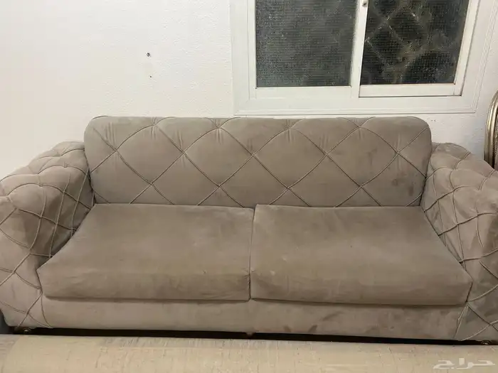 لوحات وقطعه كنب وقطعه فرديه من الكنب وطاوله من الحديد 2