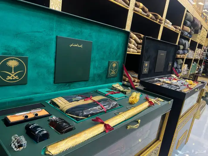 طقم هدية بشت سيف درع زواج 24