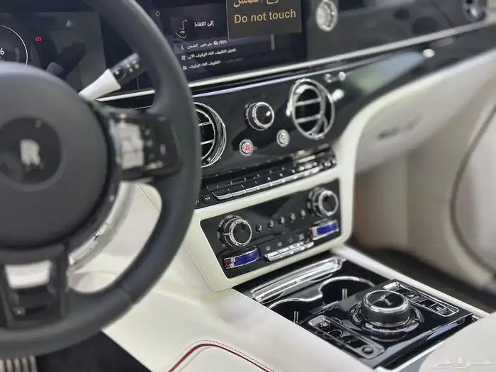 رولز رويس سبيكتر 2024 اسود داخل ابيض 8