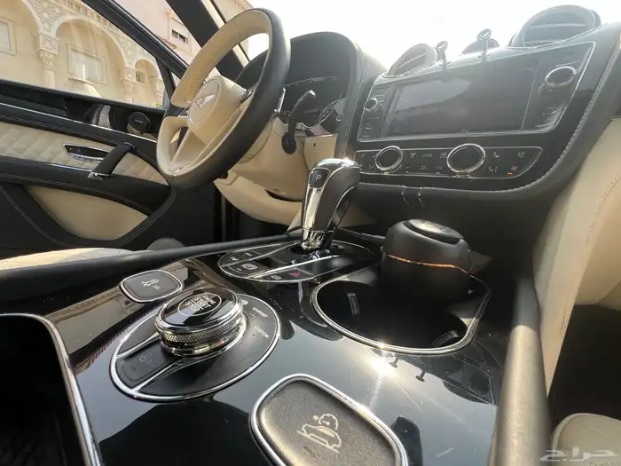 مخزن بنتلي بنتياقا 2019 عداد 52 الف كم فقط سماكو 65