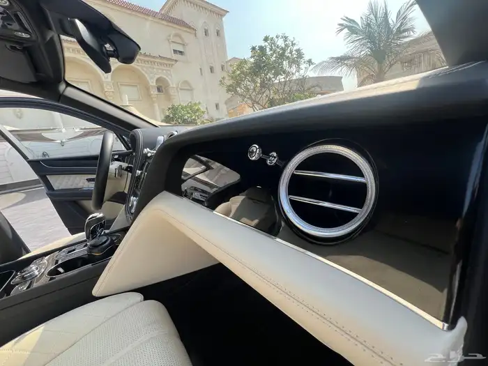 مخزن بنتلي بنتياقا 2019 عداد 52 الف كم فقط سماكو 67