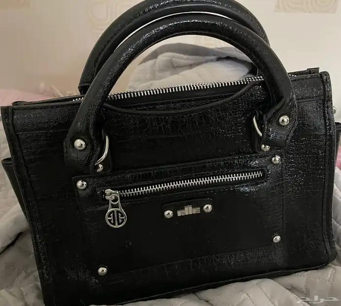 شنطة دكني للبيع مستعمله ومعها مجموعه من الشنط الماركات والعم 3