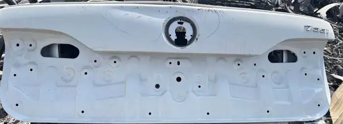 موجد لدينا ابواب شنطه خلفيه مرسيدس و BMW اصلي وكاله 6