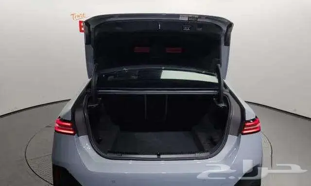قيد الشحن - مملوكه لدي مؤسسه المشاري - bmw - 520i - 2024 9