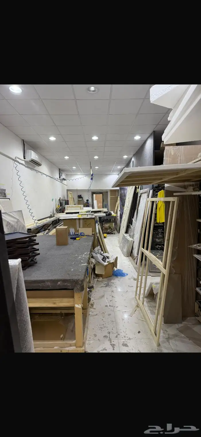 معرض مساحة 200 متر دورين مقابل محطة مترو خشم العان 3