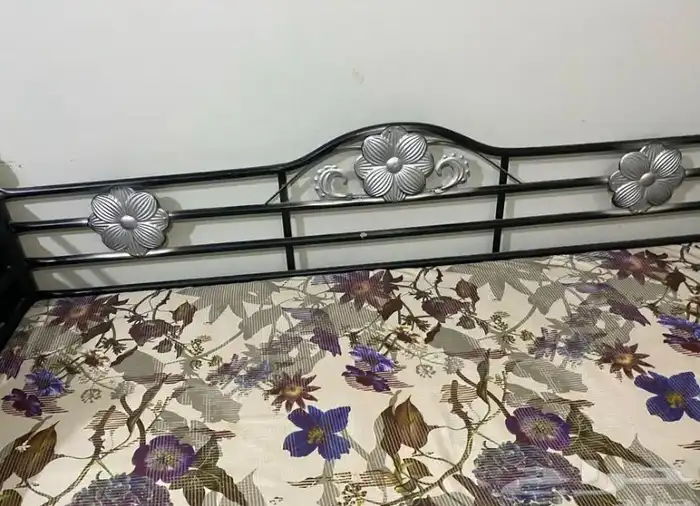 كراسي حديد نفر سليمه من الكسرو العدد خمسه مع اربع طاولات 4