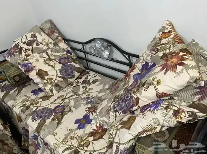 كراسي حديد نفر سليمه من الكسرو العدد خمسه مع اربع طاولات 2