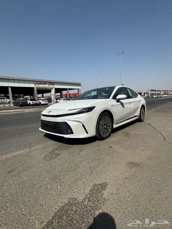 تويوتا كامرى LE هايبرد 2500 cc ابيض هايبرد موديل 2025 2
