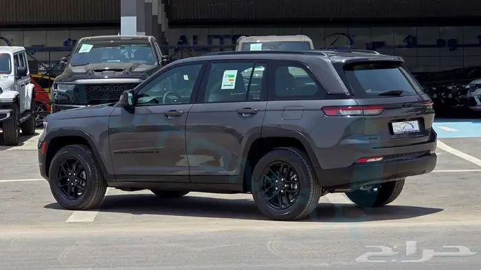 جيب جراند شيروكي لاريدو 2024 خليجي اصفار مع ضمان الوكيل 4