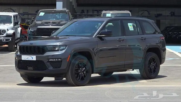 جيب جراند شيروكي لاريدو 2024 خليجي اصفار مع ضمان الوكيل 0