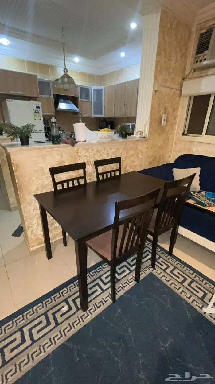 طاولة نظيفه جدا وجديده مع 4 كراسي 2