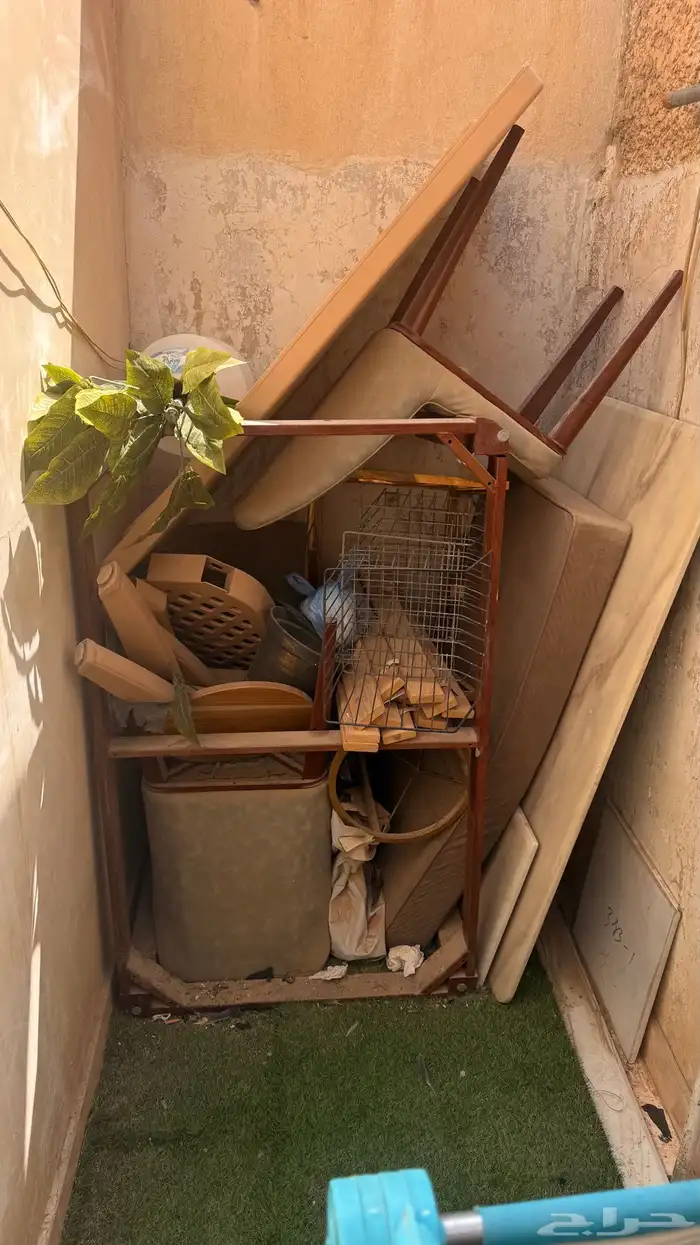 طاولة الومينيوم كبيرة وطقم ذهبي رخام بحالة جيدة 1