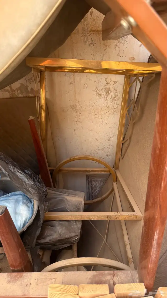 طاولة الومينيوم كبيرة وطقم ذهبي رخام بحالة جيدة 0