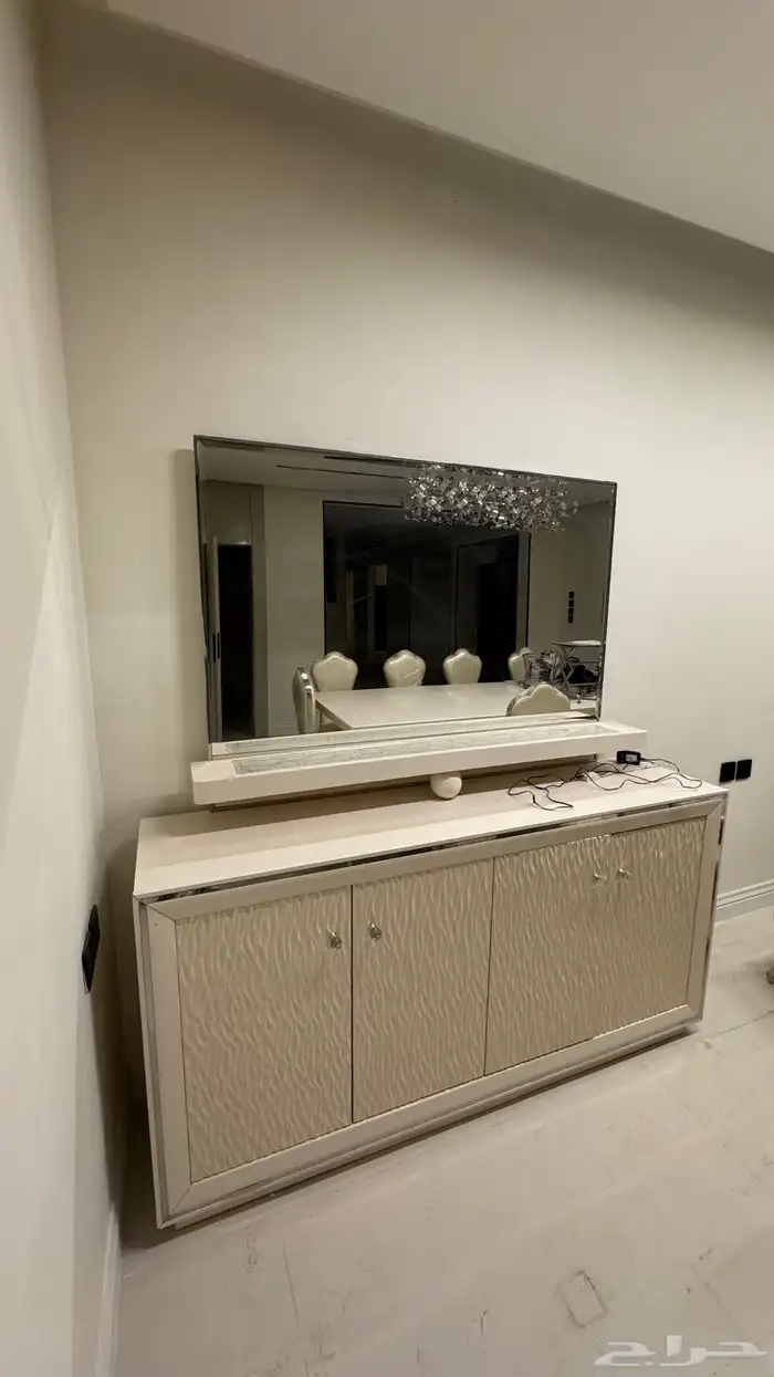 طاولة مع مرايه مدخل او بوفيه 0