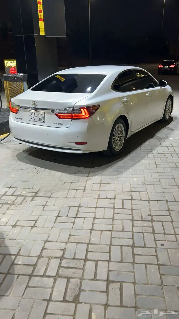 لكزس 2018 اي اس 250 بيضاء 2