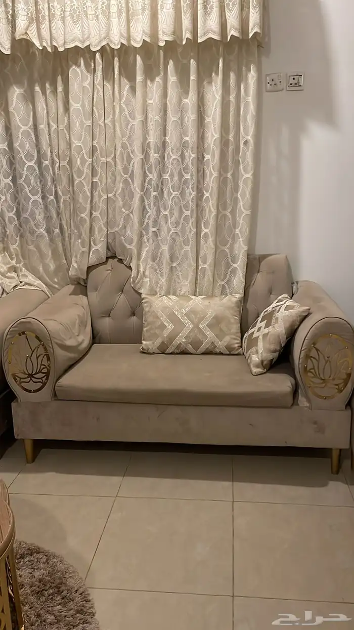 1- كنب أربع قطع 2- زوليه (فرشه) 3- فرن كهربائي 4- مكنسه ( شغ 1