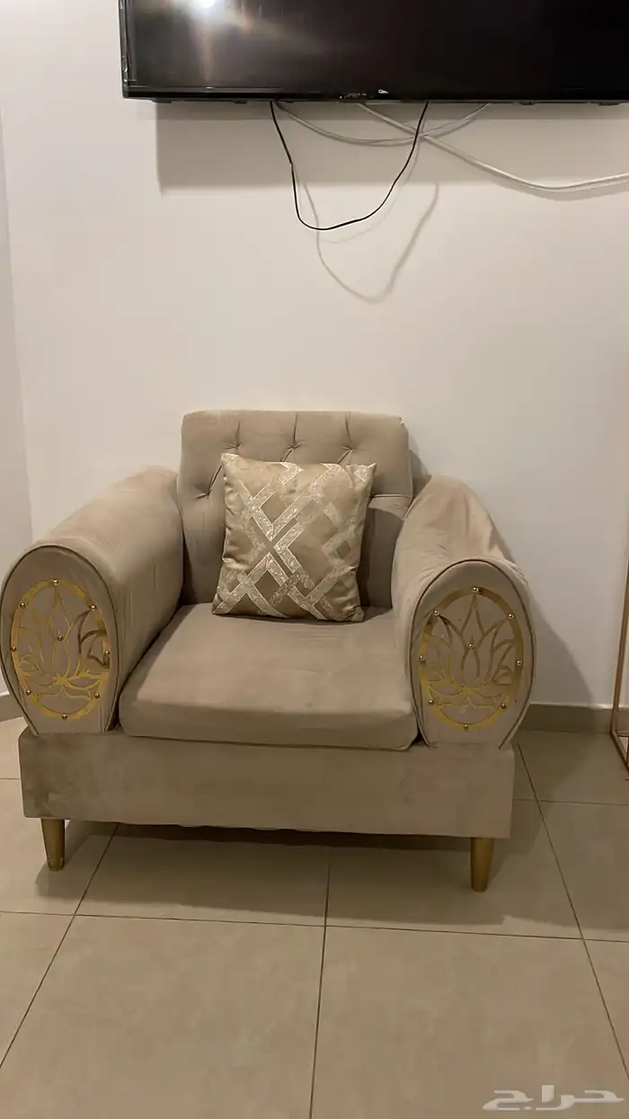 1- كنب أربع قطع 2- زوليه (فرشه) 3- فرن كهربائي 4- مكنسه ( شغ 3