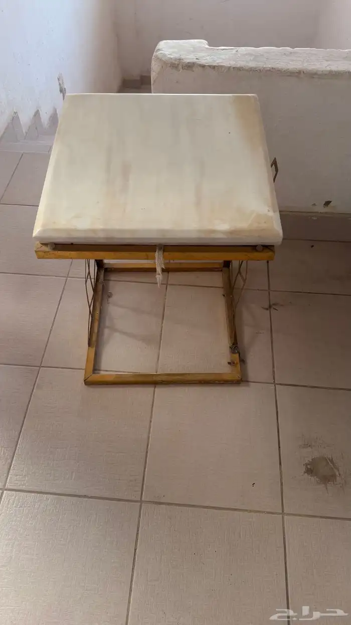 طاولة الومينيوم كبيرة وطقم ذهبي رخام بحالة جيدة 2