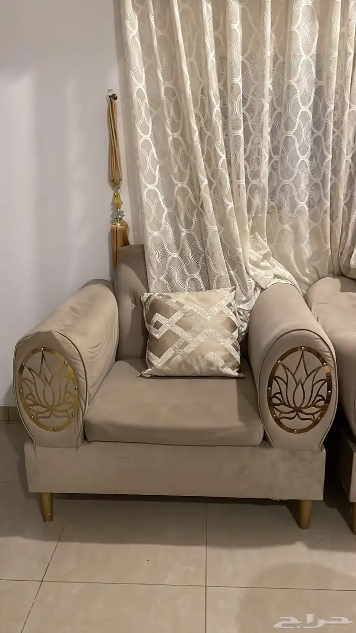 1- كنب أربع قطع 2- زوليه (فرشه) 3- فرن كهربائي 4- مكنسه ( شغ 2