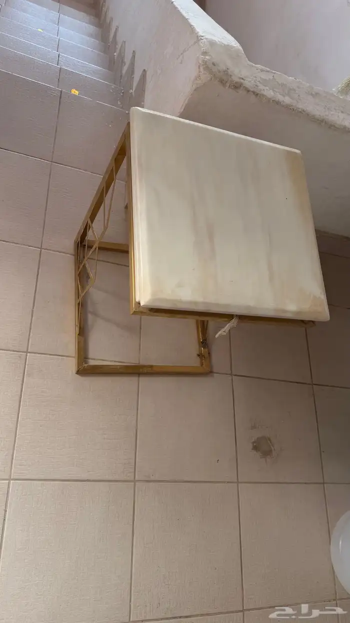 طاولة الومينيوم كبيرة وطقم ذهبي رخام بحالة جيدة 3