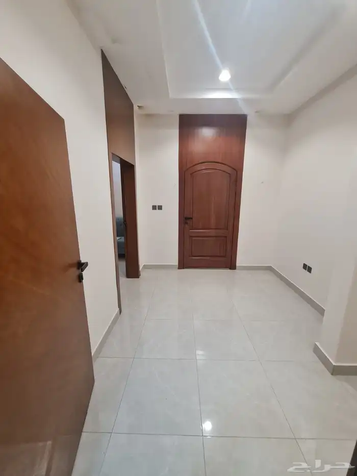 فلا بموقع استراتيجي مع 3 شقق خلفيه للبيع حي الواحه 6