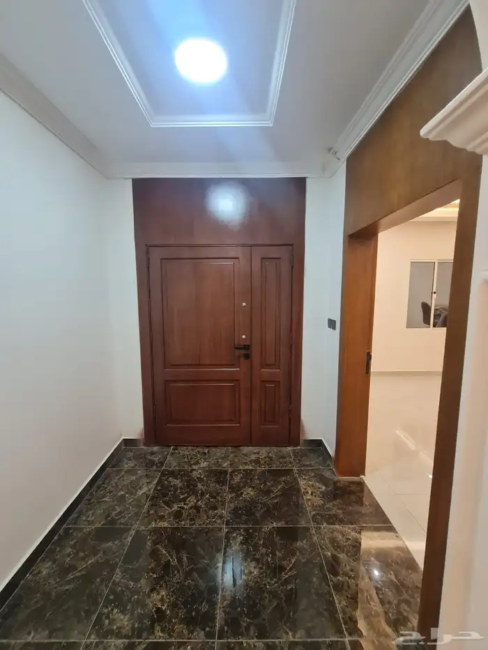 فلا بموقع استراتيجي مع 3 شقق خلفيه للبيع حي الواحه 10
