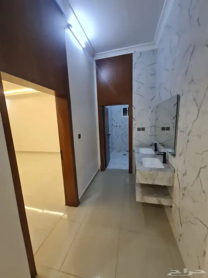 فلا بموقع استراتيجي مع 3 شقق خلفيه للبيع حي الواحه 7