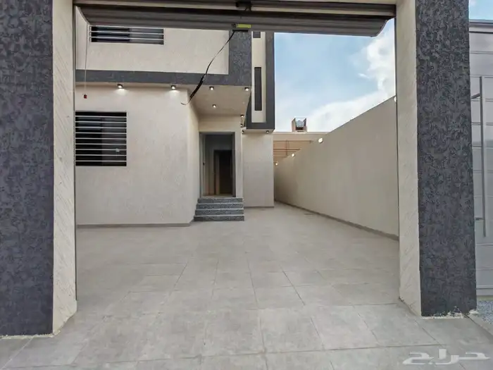 للبيع دور ارضي بحوش مدخل سيارة بسعر 550 الف بالخميس 3