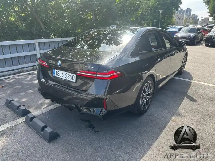 عرض حصري BMW 520 i mKit 2025 داخلي اوف وايت كرستال 6