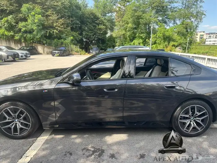 عرض حصري BMW 520 i mKit 2025 داخلي اوف وايت كرستال 4