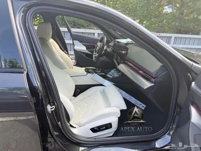 عرض حصري BMW 520 i mKit 2025 داخلي اوف وايت كرستال 16