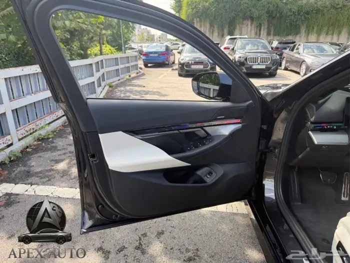 عرض حصري BMW 520 i mKit 2025 داخلي اوف وايت كرستال 12