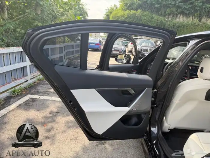 عرض حصري BMW 520 i mKit 2025 داخلي اوف وايت كرستال 26