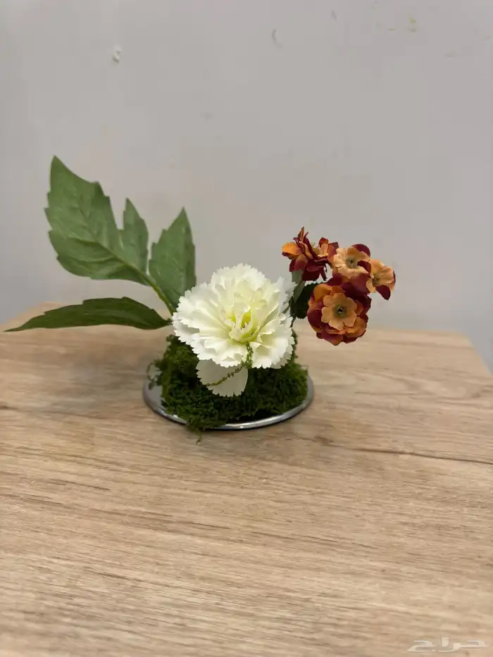 تنسيق فازات طاولات خدمة بالورد الصناعي 1