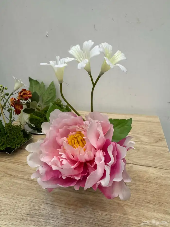 تنسيق فازات طاولات خدمة بالورد الصناعي 3