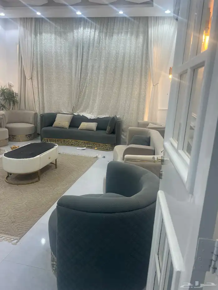 كنب صالة ويوجد غرفة اطفال سريرين وكمدينة ودولاب ملابس 0