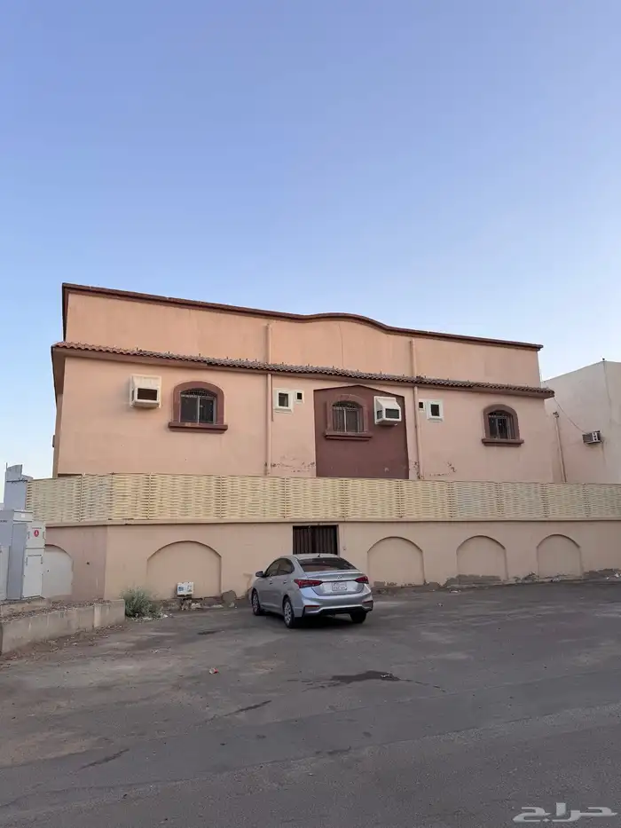 عمارة للبيع في حي المطار 2